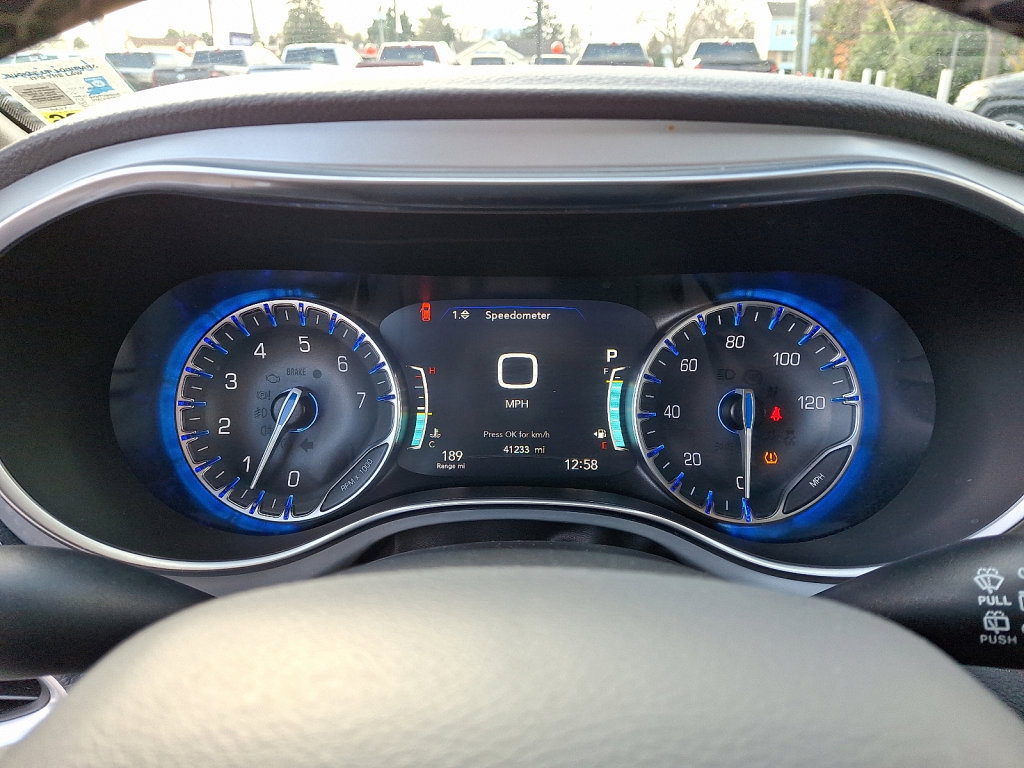 Used 2025 Chrysler Pacifica Limited image 26