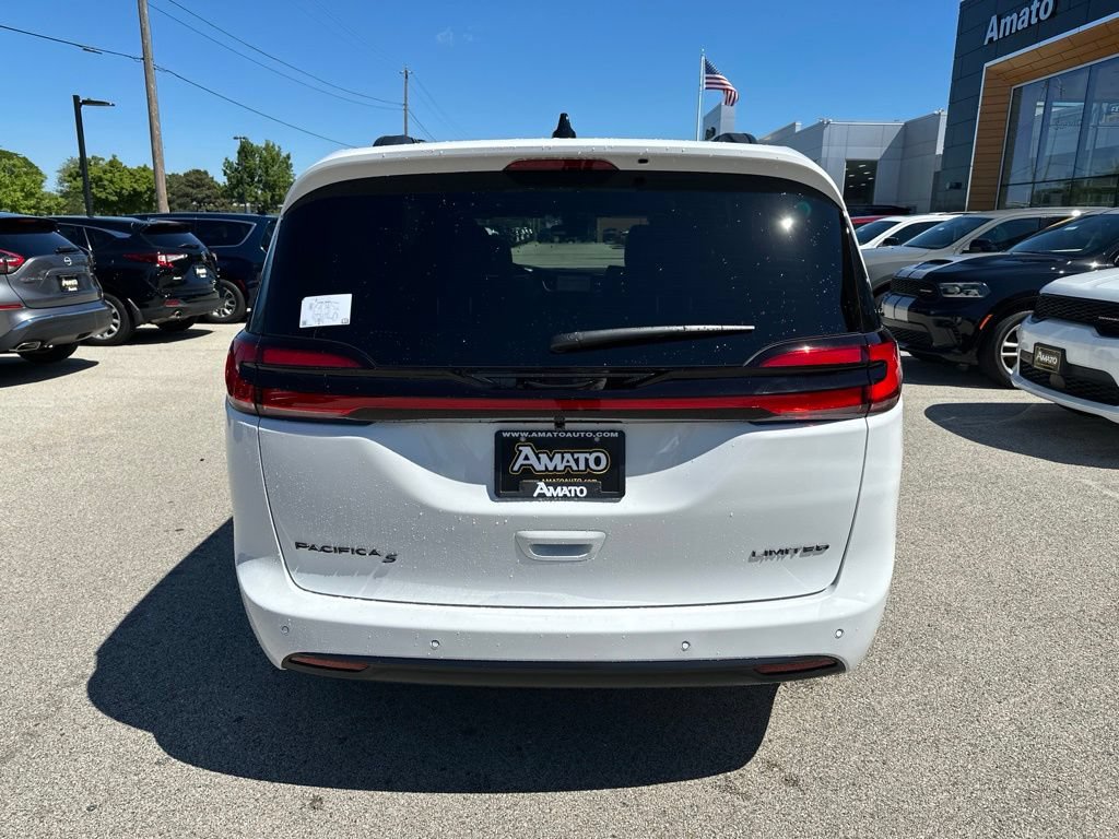 New 2027 Chrysler Pacifica Limited FWD image 8
