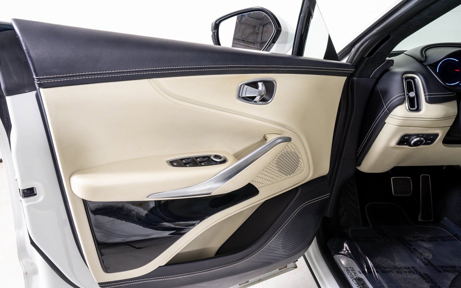 Used 2022 Aston Martin DBX AWD/4WD image 14