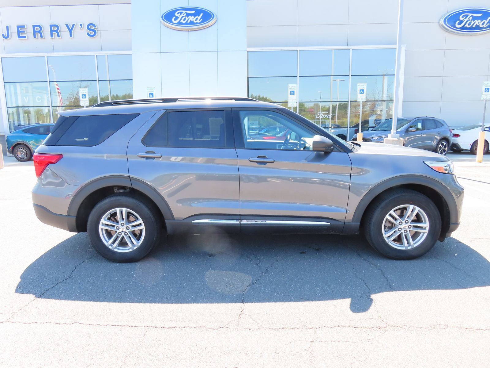 Used 2022 Ford Explorer XLT image 4
