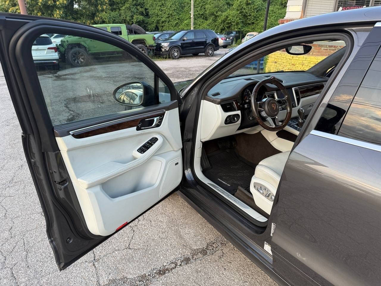 Used 2018 Porsche Macan Turbo AWD/4WD image 9