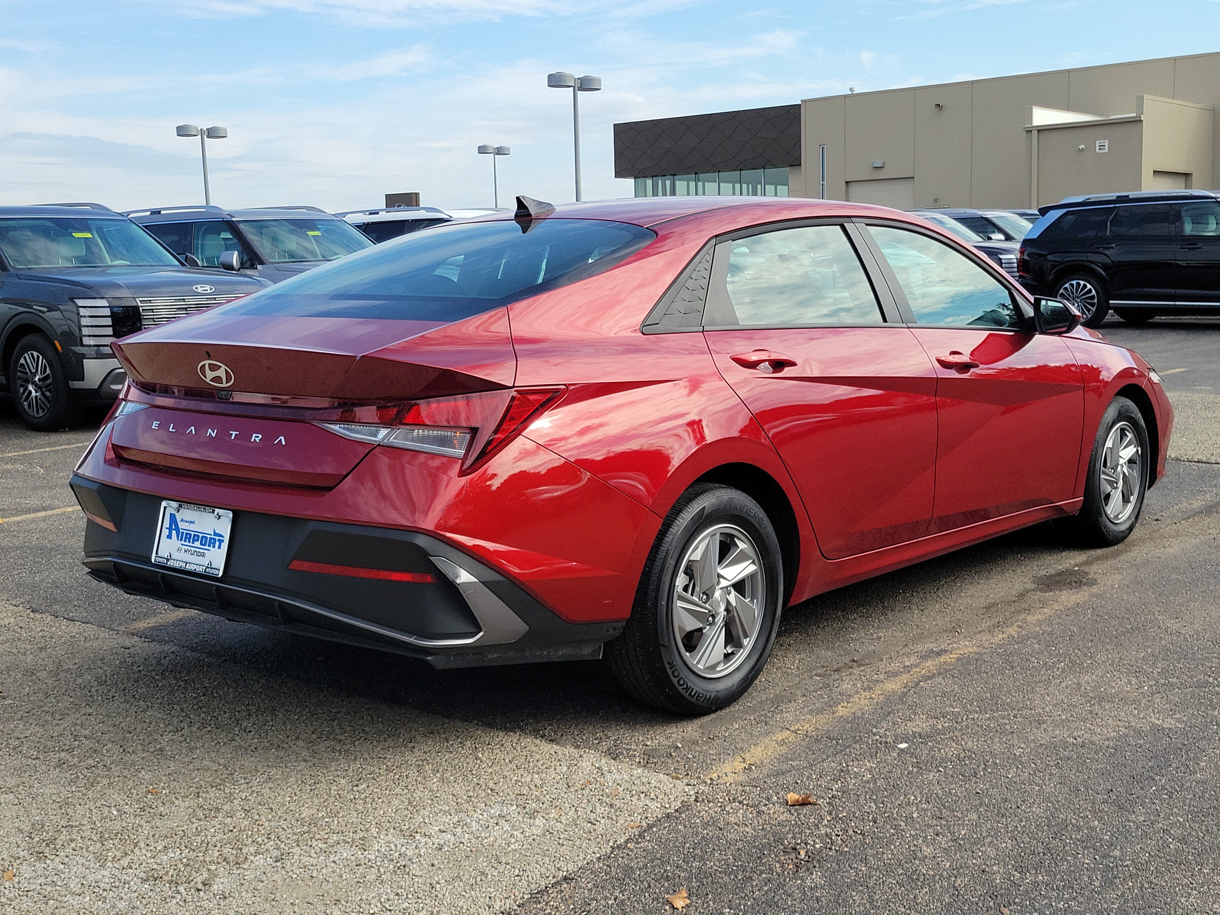 Used 2025 Hyundai Elantra SE FWD image 4
