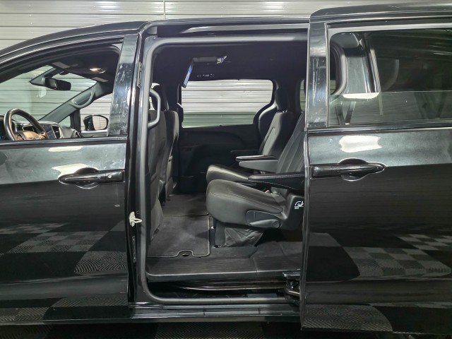 Used 2020 Chrysler Pacifica Touring w/ S Appearance Package image 15