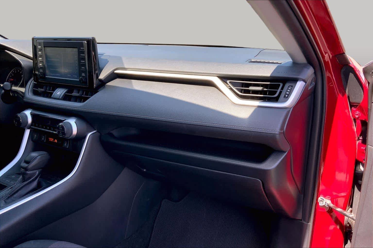 Used 2019 Toyota RAV4 XLE w/ Convenience Package FWD image 18