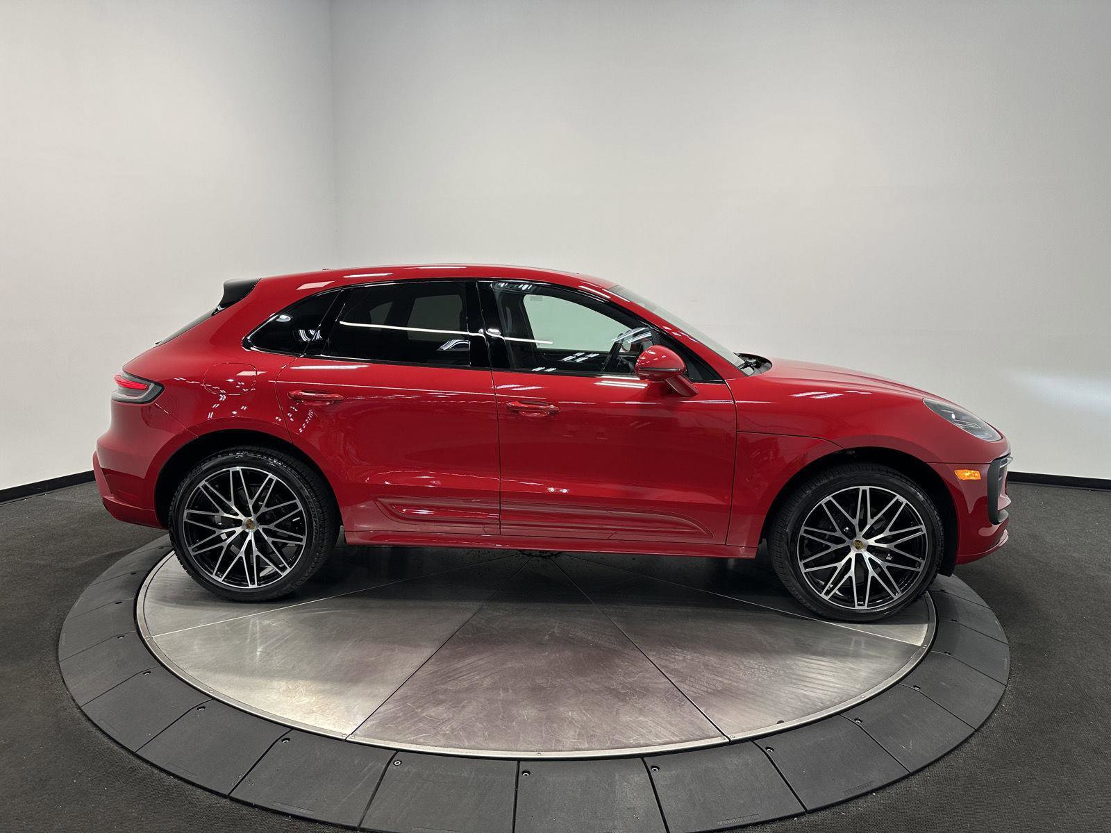 Certified 2025 Porsche Macan image 9