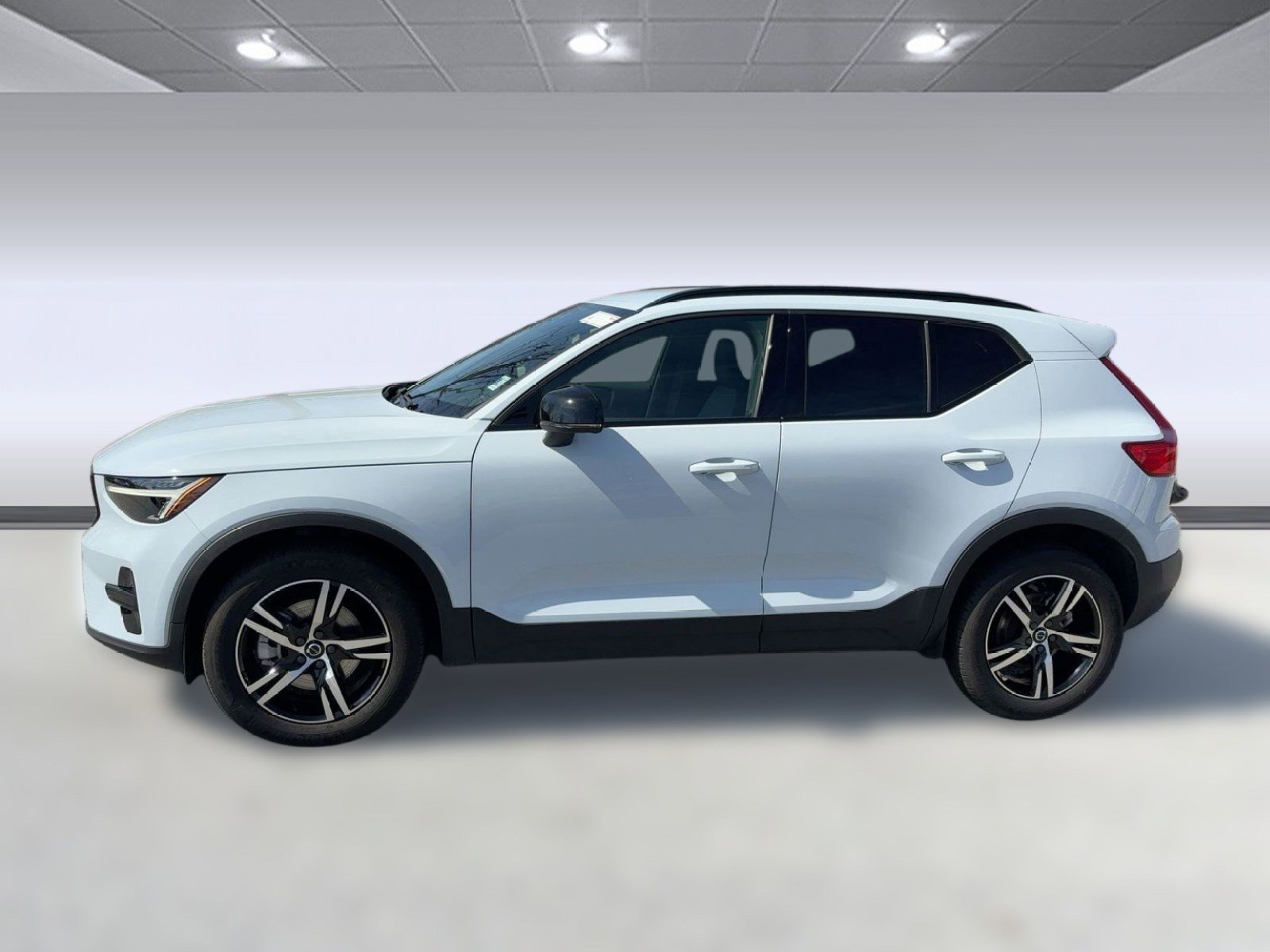 Certified 2024 Volvo XC40 B5 Core image 2