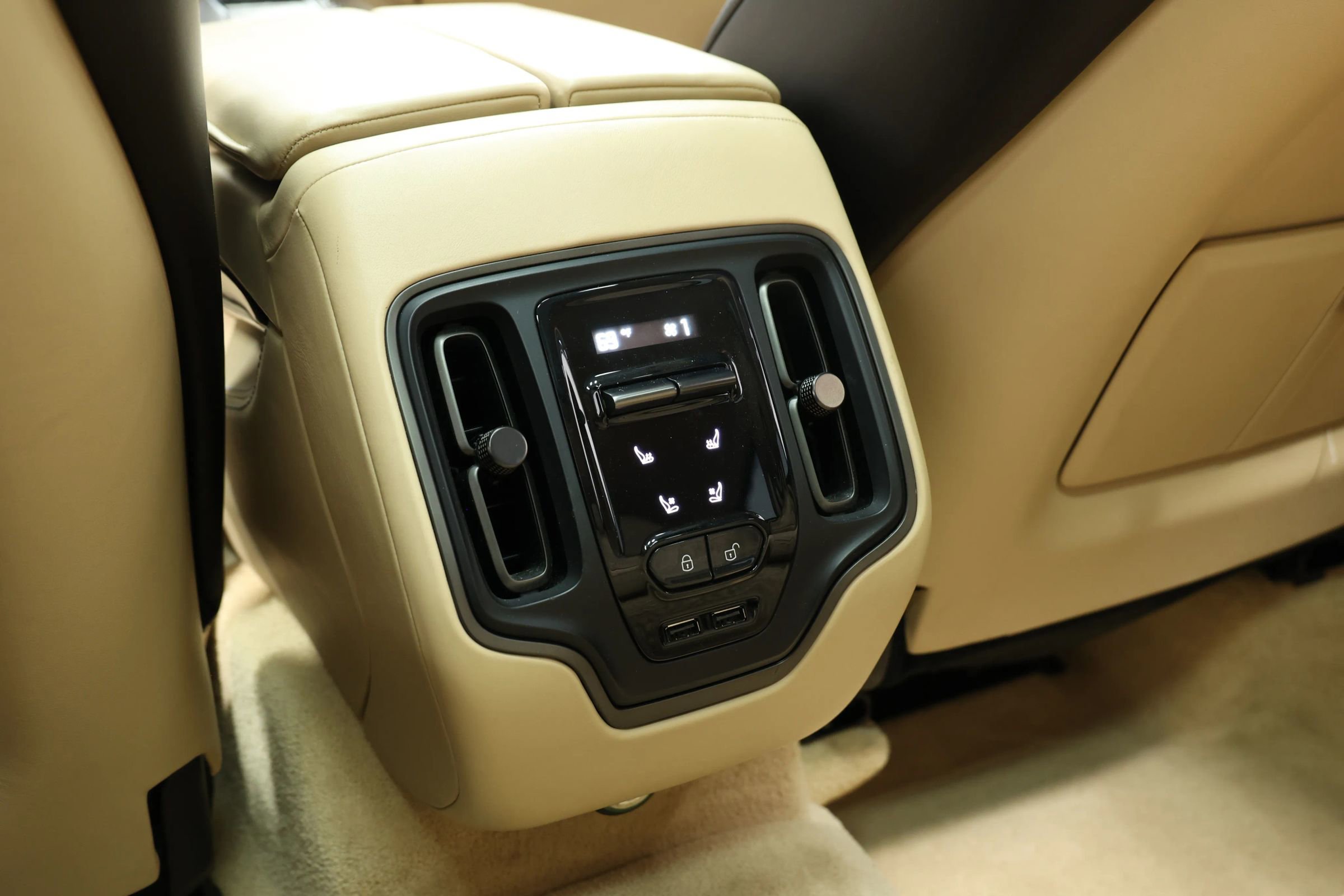 Used 2021 Aston Martin DBX image 60