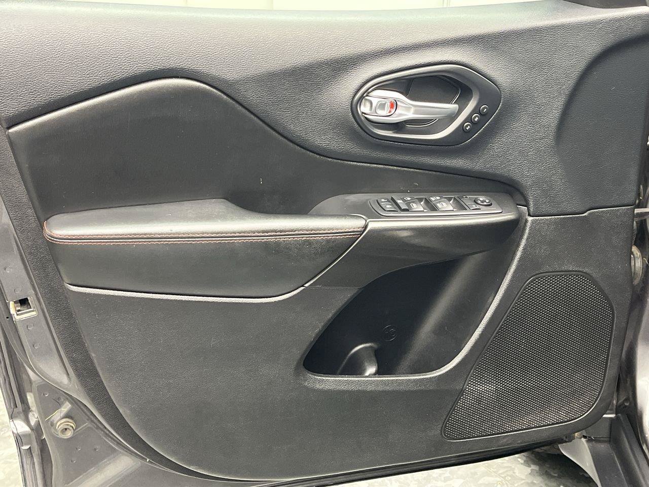 Used 2019 Jeep Cherokee Trailhawk AWD/4WD image 7