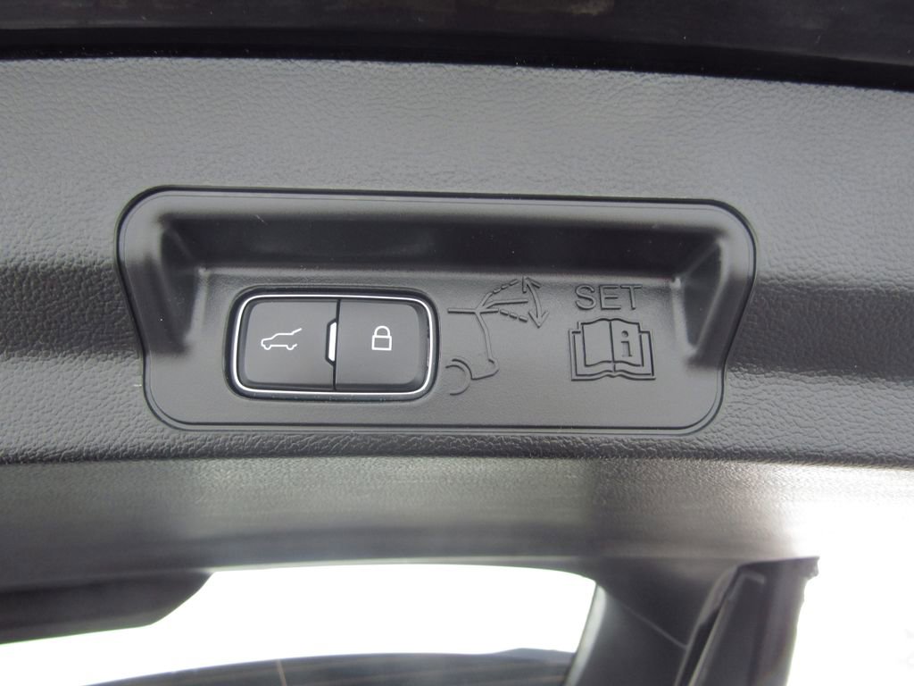 Used 2024 Ford Explorer XLT w/ Equipment Group 202A AWD/4WD image 8