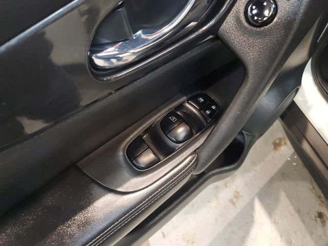 Used 2017 Nissan Rogue SV image 12