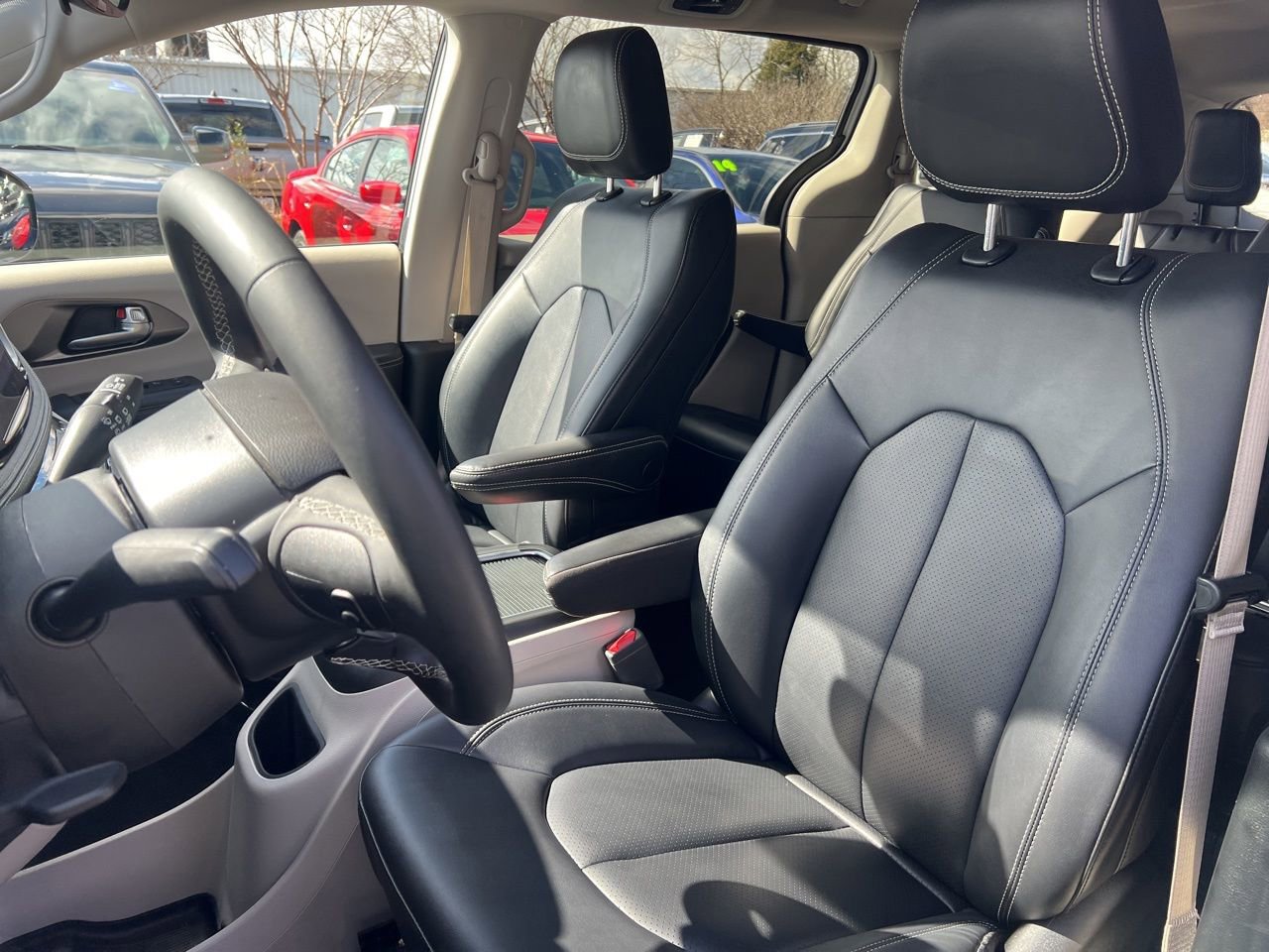 Used 2024 Chrysler Pacifica Select image 16