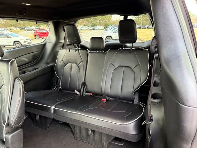 Used 2025 Chrysler Pacifica Limited image 31