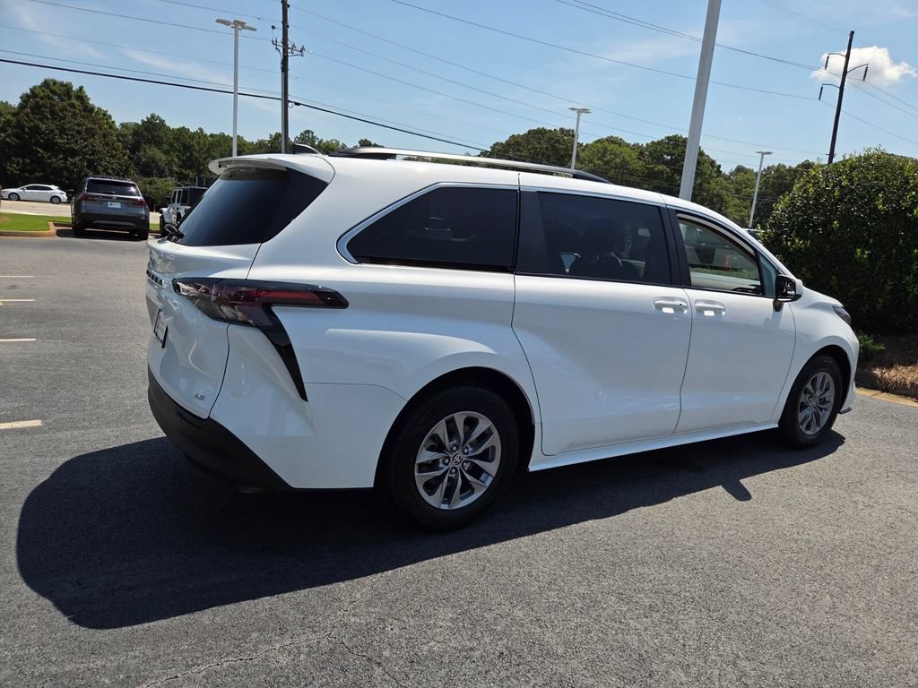 Certified 2025 Toyota Sienna LE FWD image 13