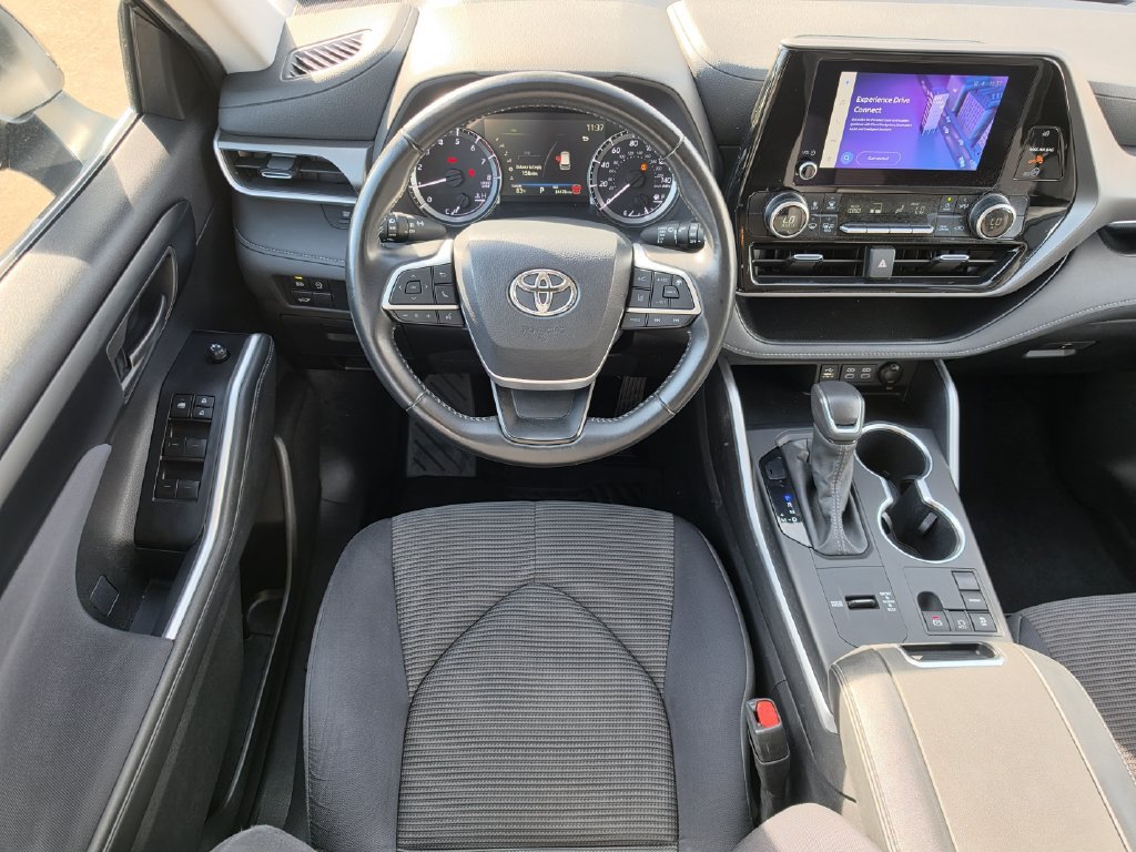 Used 2021 Nissan Kicks SR w/ Exterior Package FWD image 14
