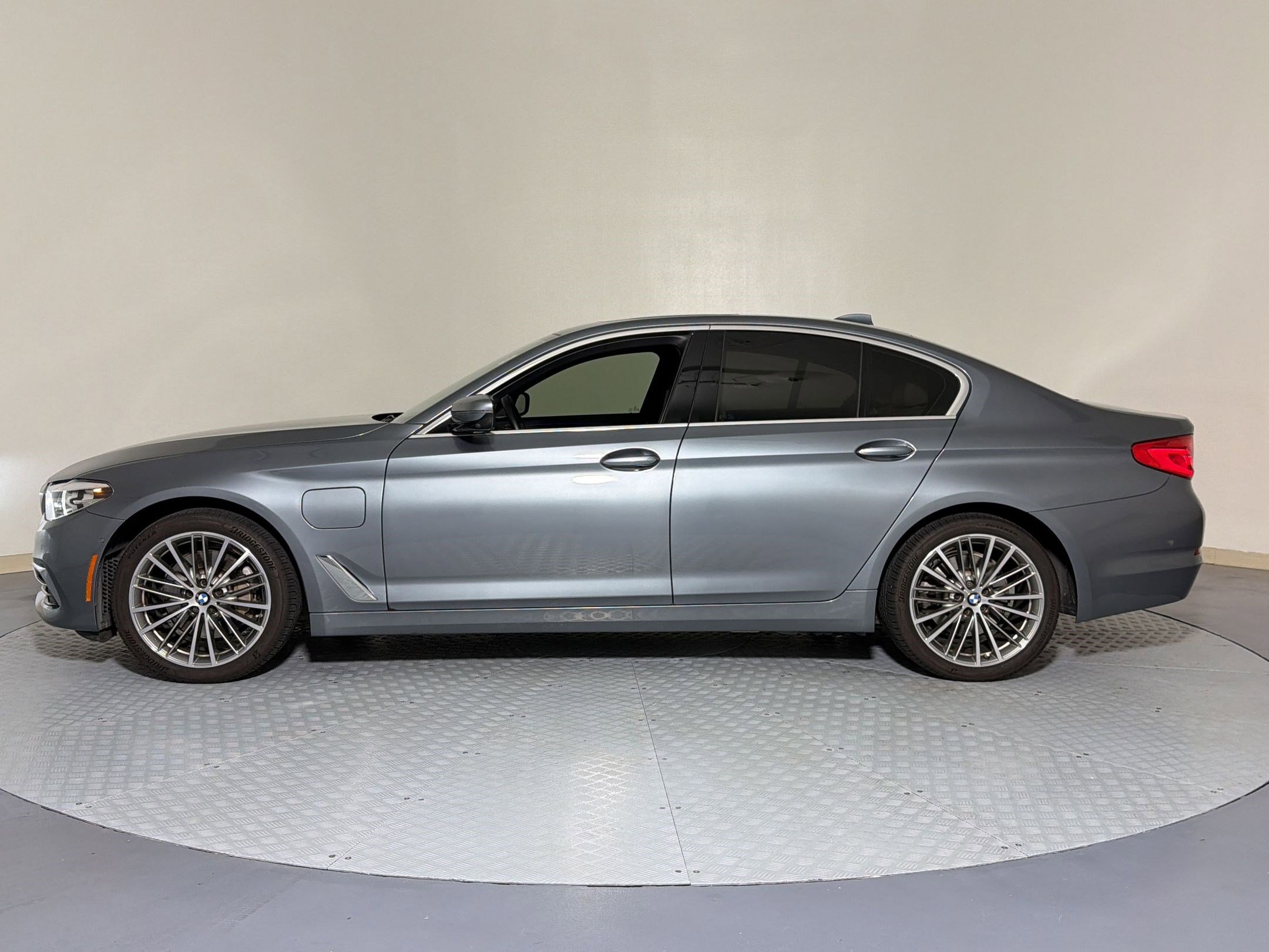Used 2020 BMW 530e w/ Premium Package RWD image 2