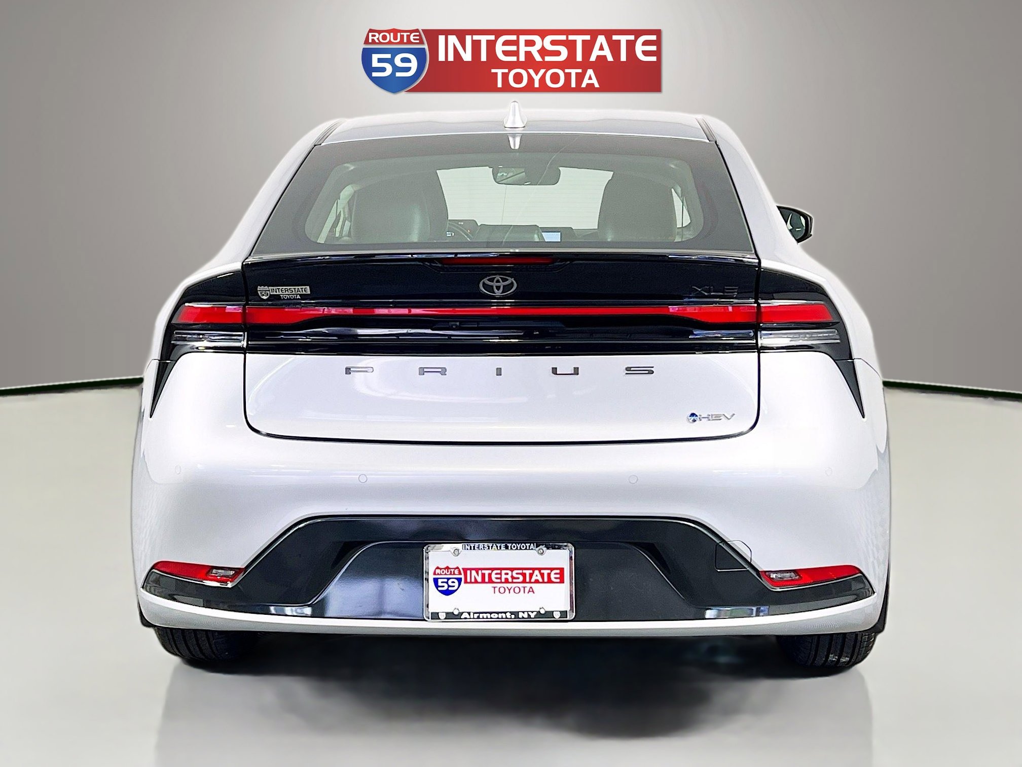 Used 2025 Toyota Prius XLE image 6