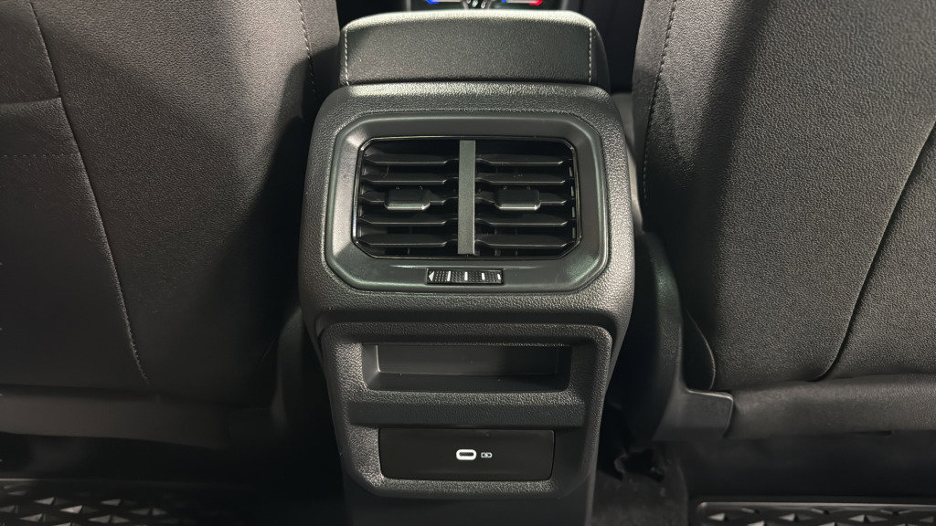 Used 2025 Volkswagen Taos SE AWD/4WD image 34