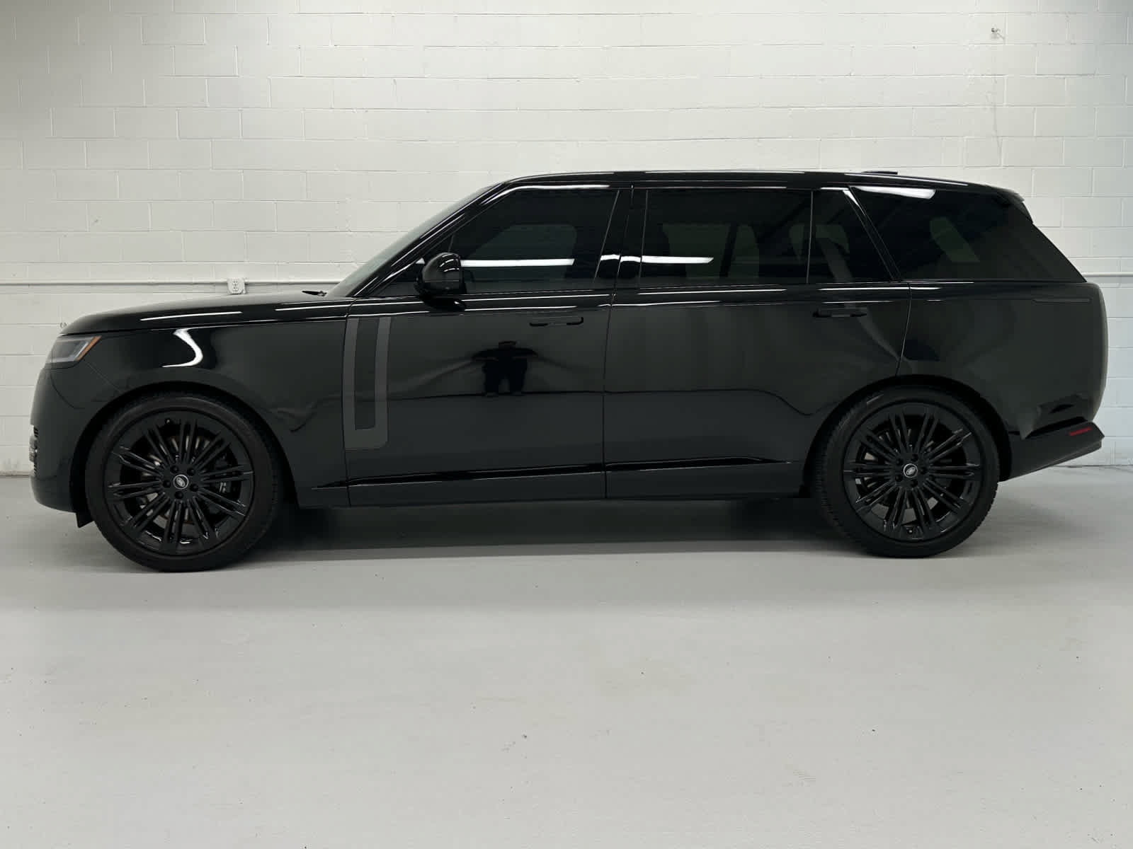 Used 2024 Land Rover Range Rover Long Wheelbase Autobiography AWD/4WD image 3
