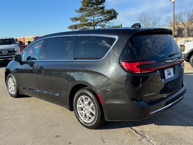 Used 2023 Chrysler Pacifica Touring-L image 10