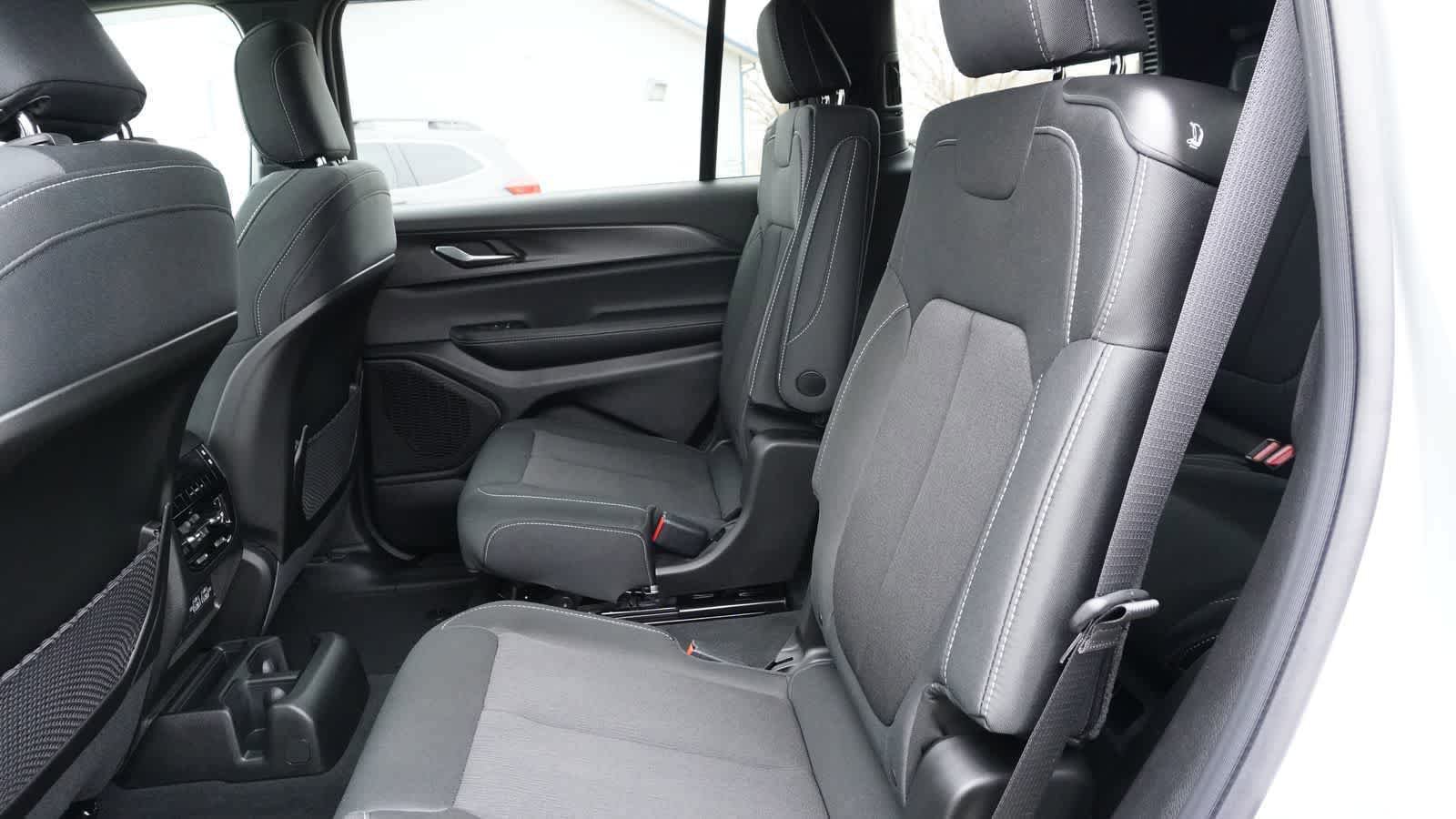 Used 2025 Jeep Grand Cherokee L Laredo w/ Luxury Tech Group I AWD/4WD image 16