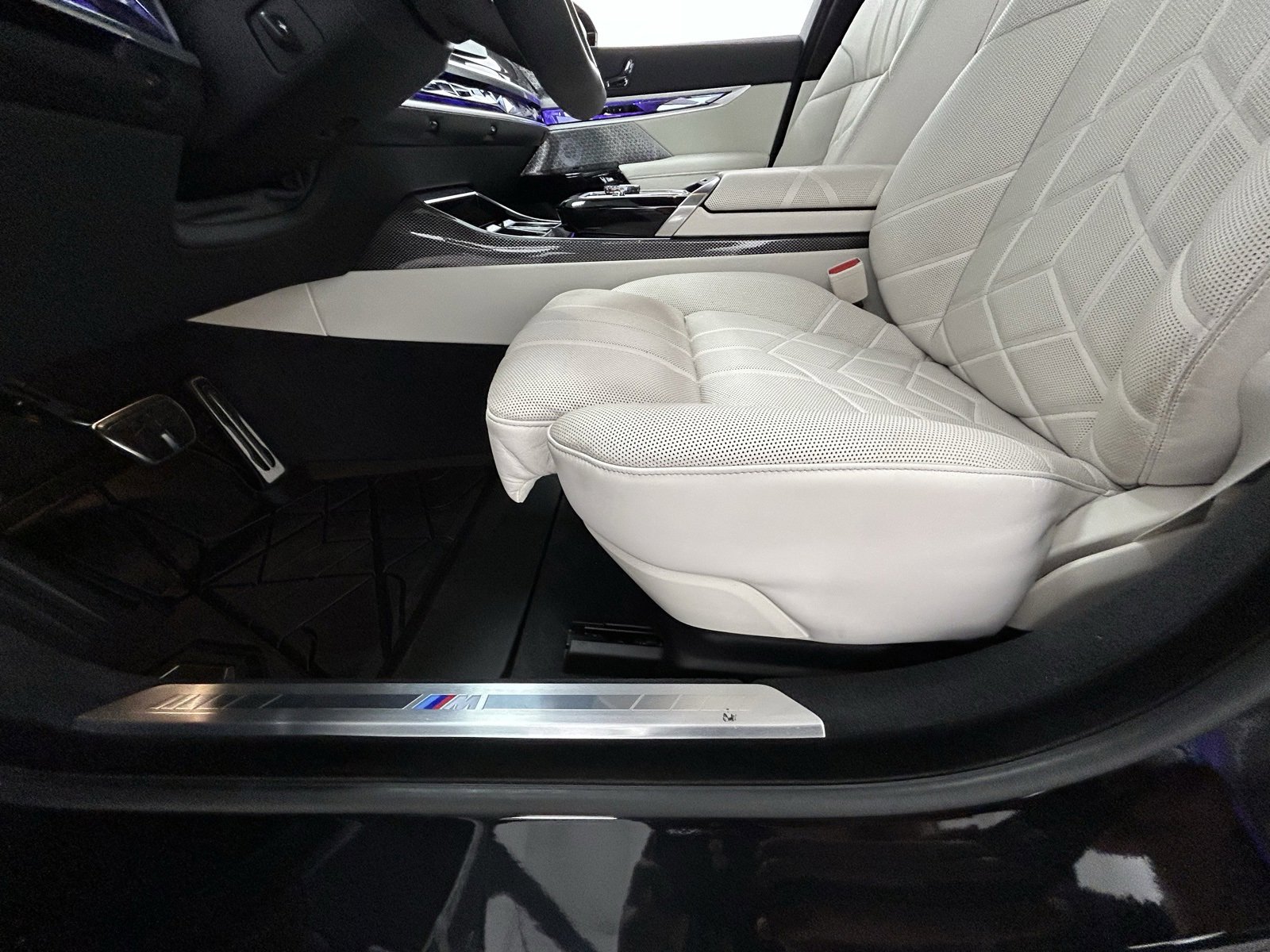 Used 2025 BMW 760i xDrive w/ Premium Package image 29