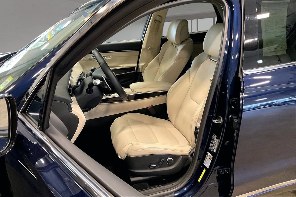 Used 2022 Genesis GV70 2.5T AWD/4WD image 22