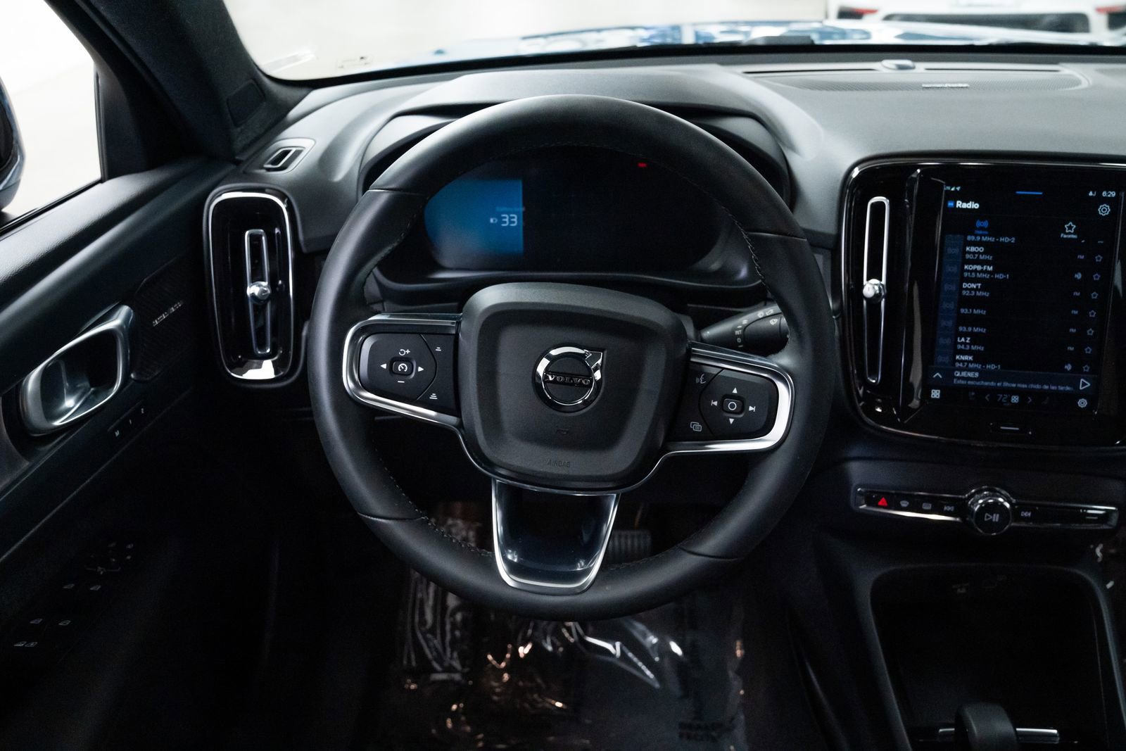 Used 2023 Volvo C40 P8 Recharge Ultimate image 11