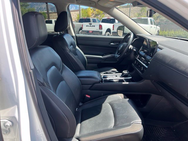 Used 2024 Nissan Pathfinder SL AWD/4WD image 16