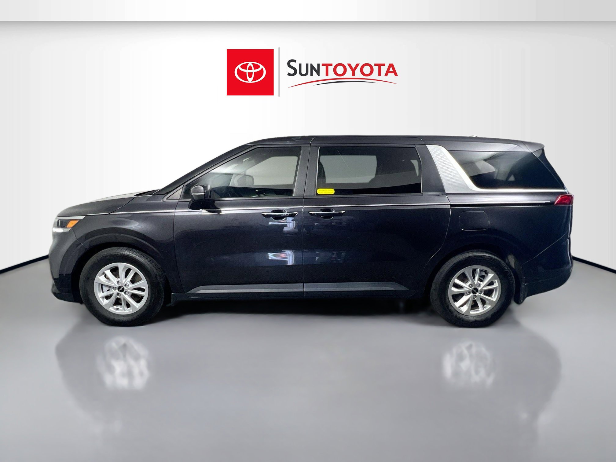 Used 2023 Kia Carnival LX FWD image 7