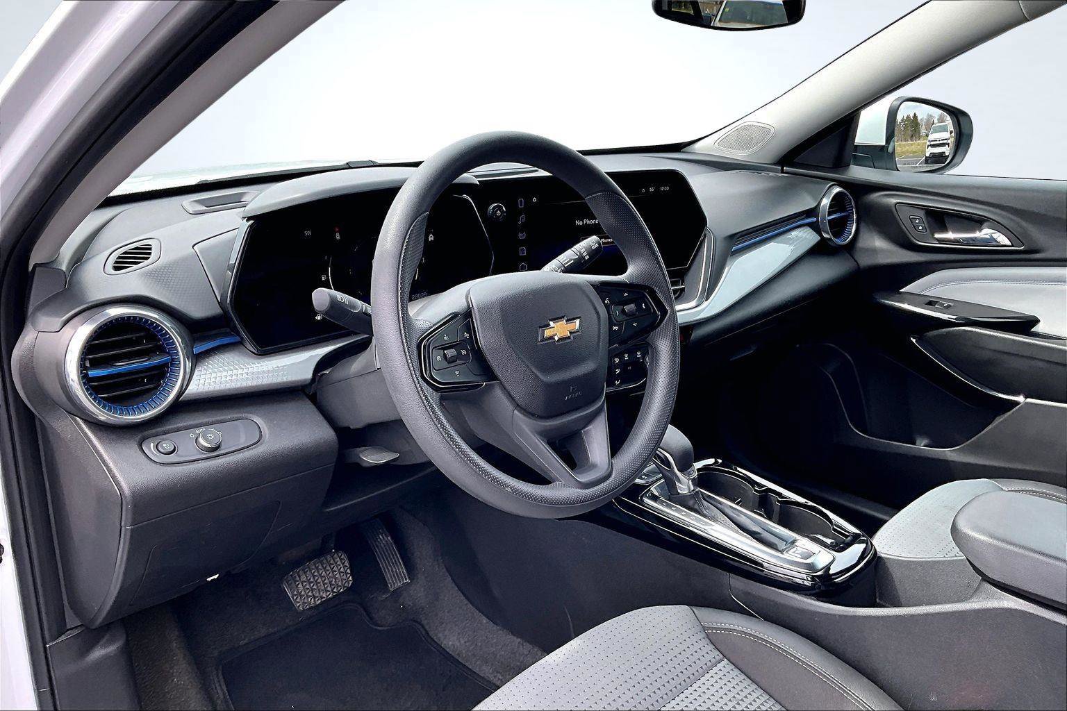 Used 2025 Chevrolet Trax LT FWD image 15