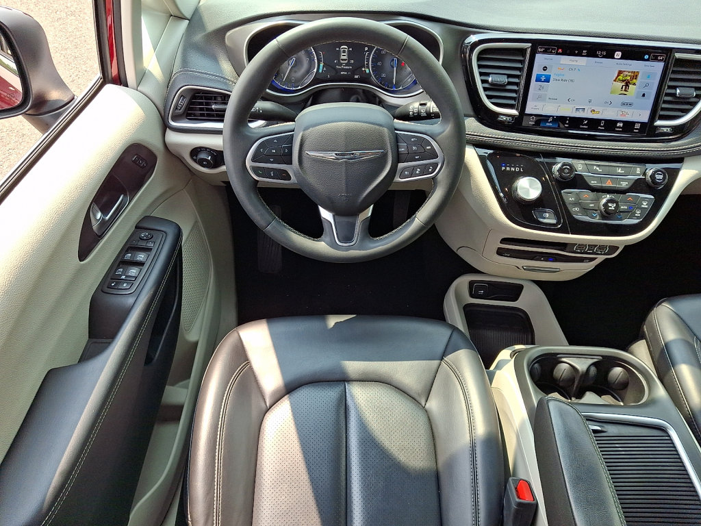 Used 2023 Chrysler Pacifica Touring-L w/ Uconnect Theater Family Group FWD image 21
