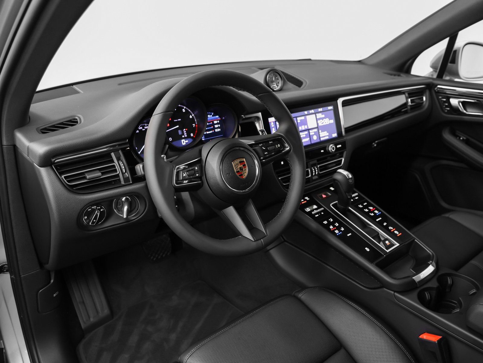 Certified 2025 Porsche Macan image 4