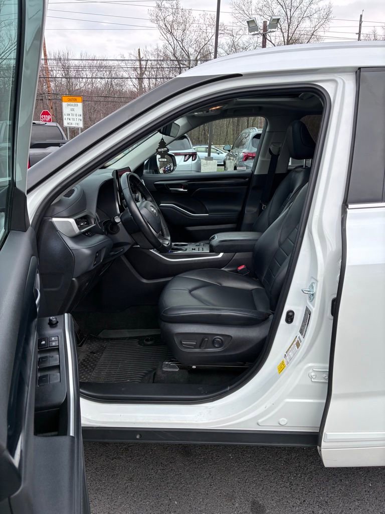 Used 2023 Toyota Highlander XLE AWD/4WD image 23