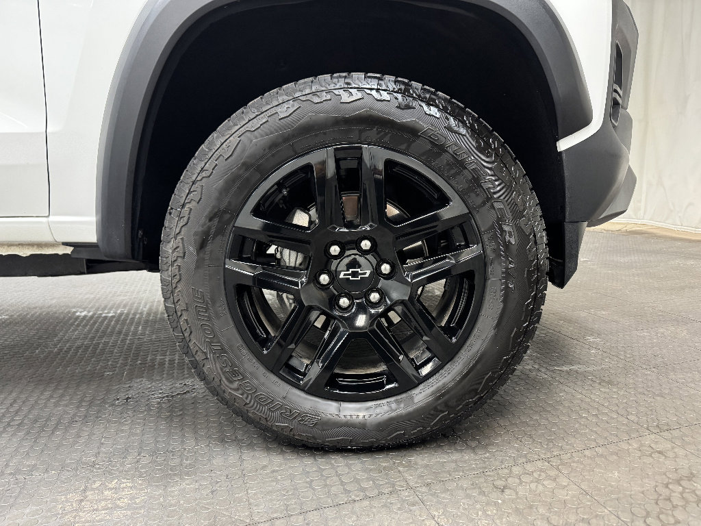 Used 2025 Chevrolet Colorado Trail Boss w/ Midnight Edition AWD/4WD image 9