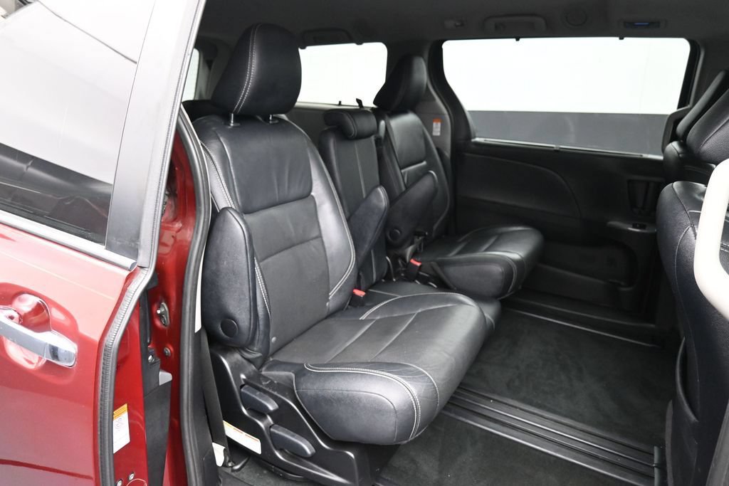 Used 2017 Toyota Sienna SE FWD image 26