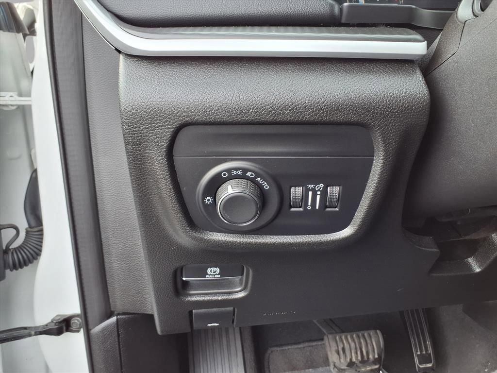 Used 2023 Jeep Grand Cherokee Laredo image 14