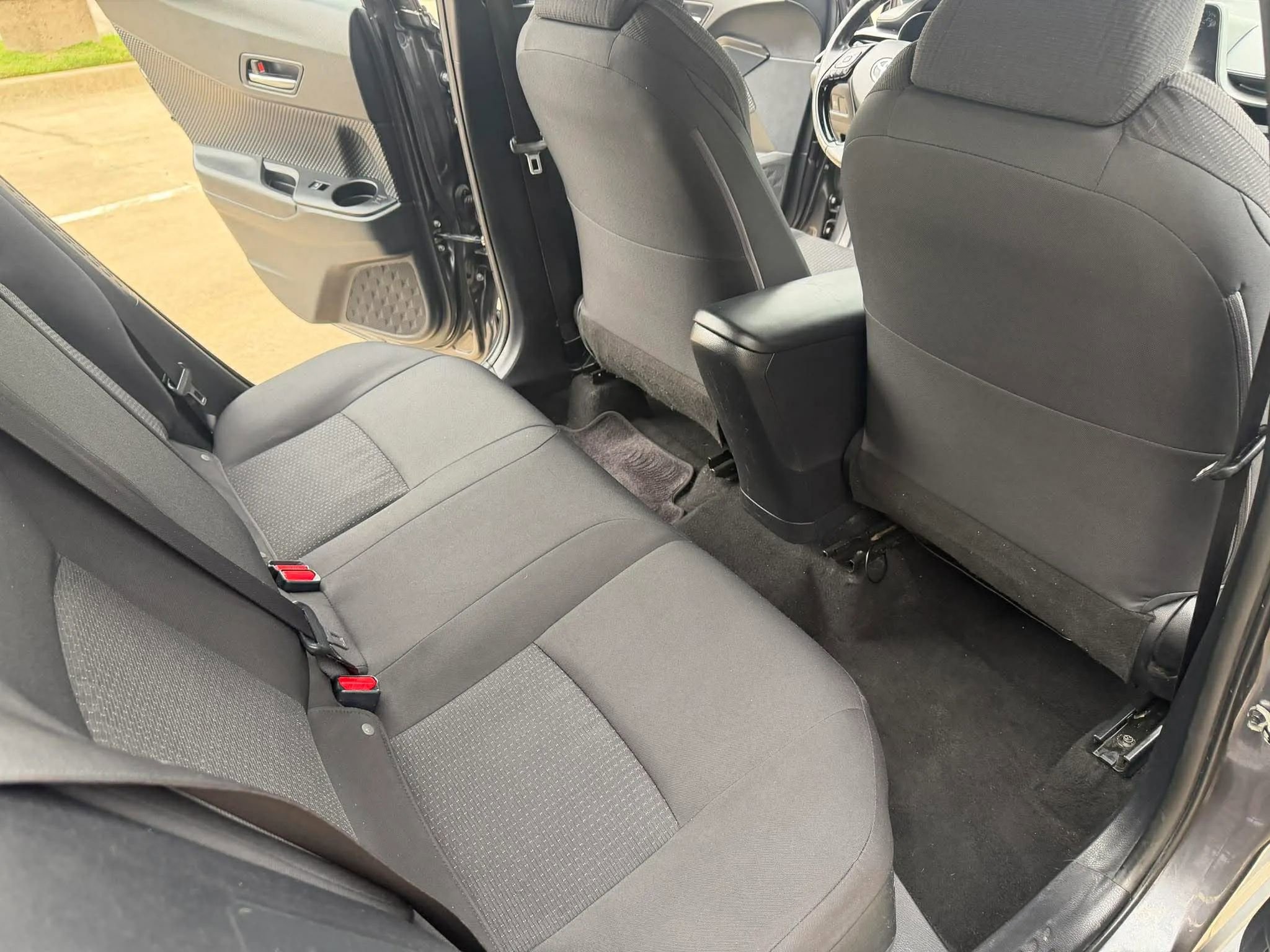 Used 2018 Toyota C-HR XLE FWD image 24