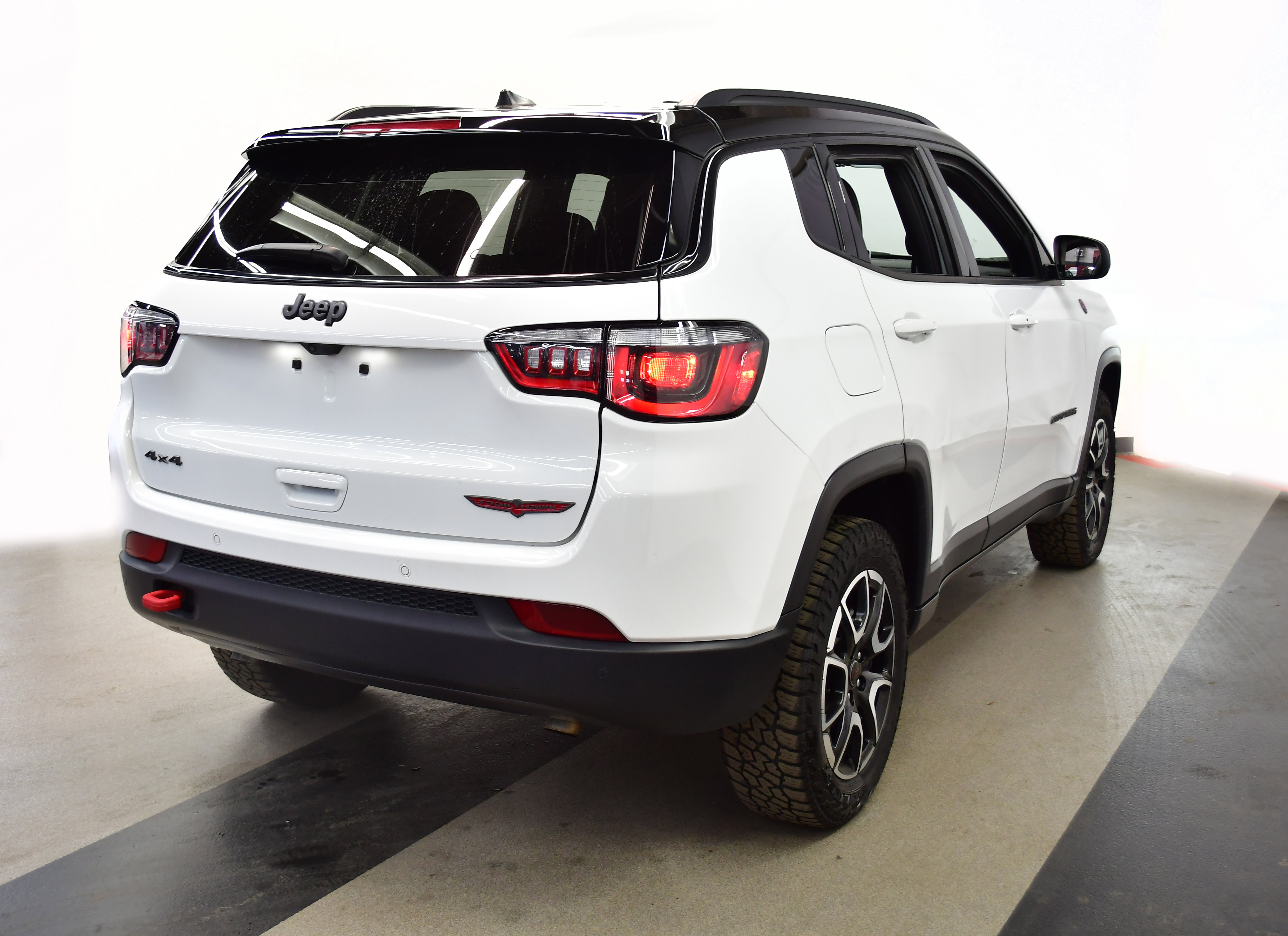 Used 2025 Jeep Compass Trailhawk AWD/4WD image 7