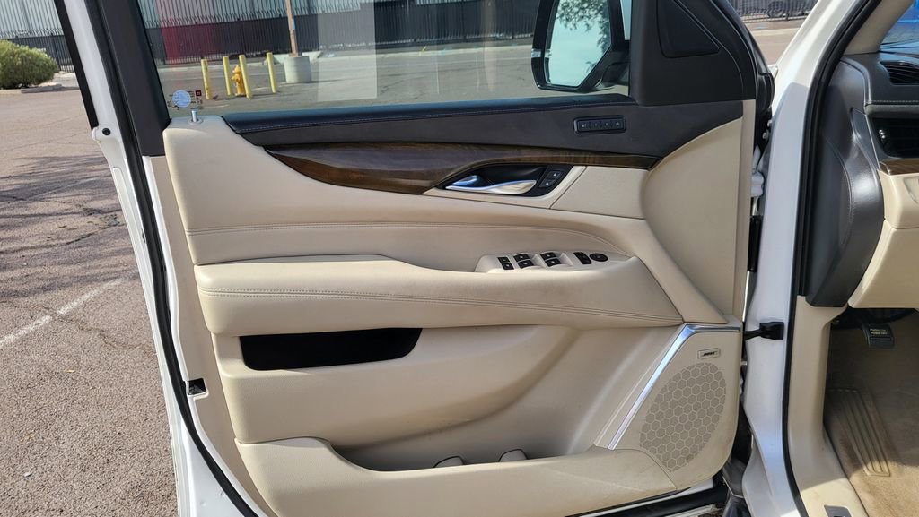 Used 2018 Cadillac Escalade Luxury AWD/4WD image 28
