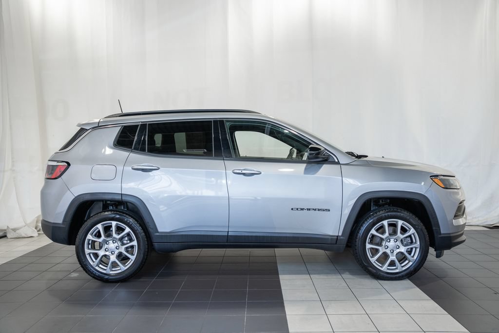 Certified 2023 Jeep Compass Latitude AWD/4WD image 3