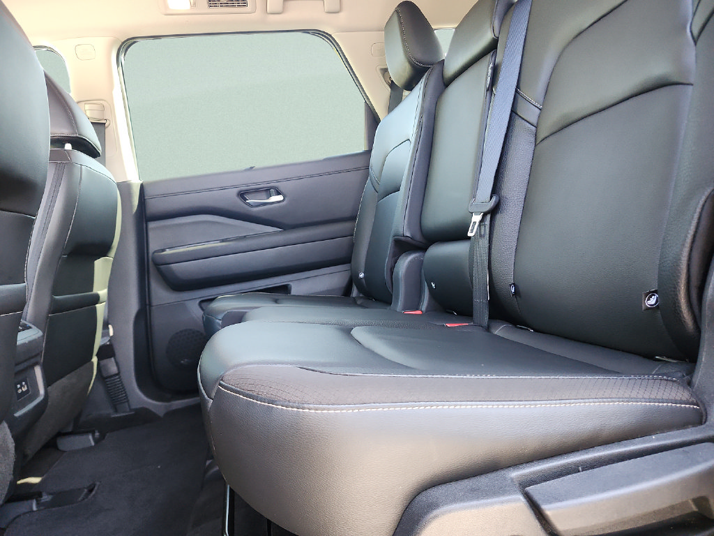 Used 2023 Nissan Pathfinder SL w/ Lighting Package (N92) FWD image 22