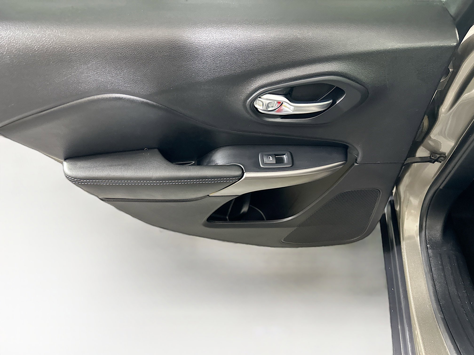 Used 2020 Jeep Cherokee Latitude Plus FWD image 25