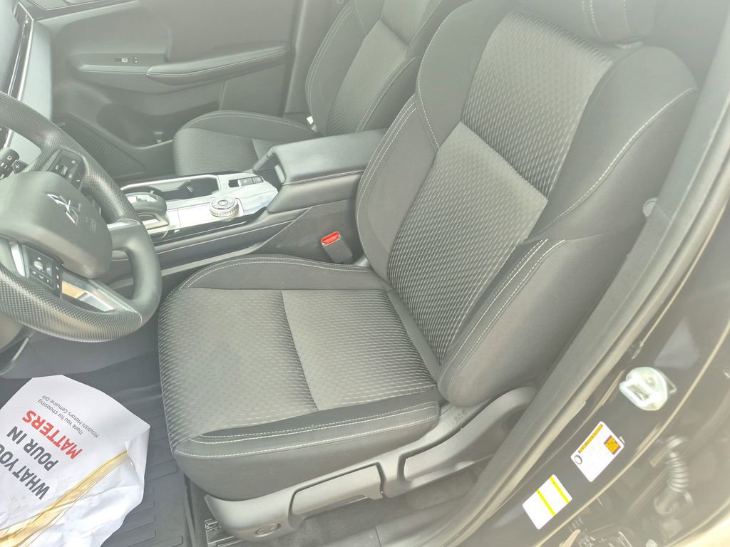 Used 2025 Mitsubishi Outlander ES image 13