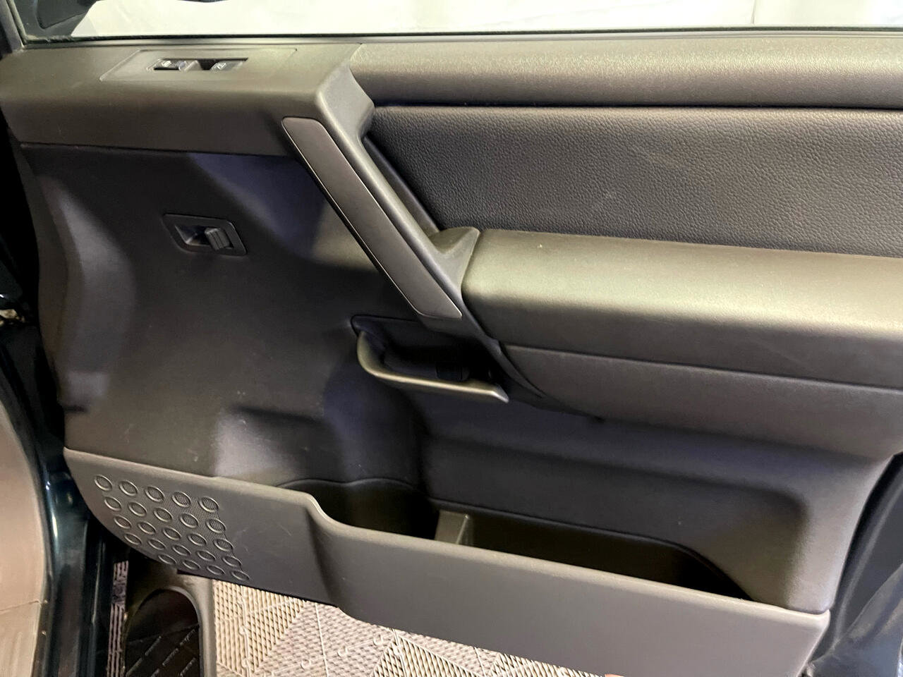 Used 2006 Nissan Titan LE w/ (R02) LE Off-Road Pkg image 13