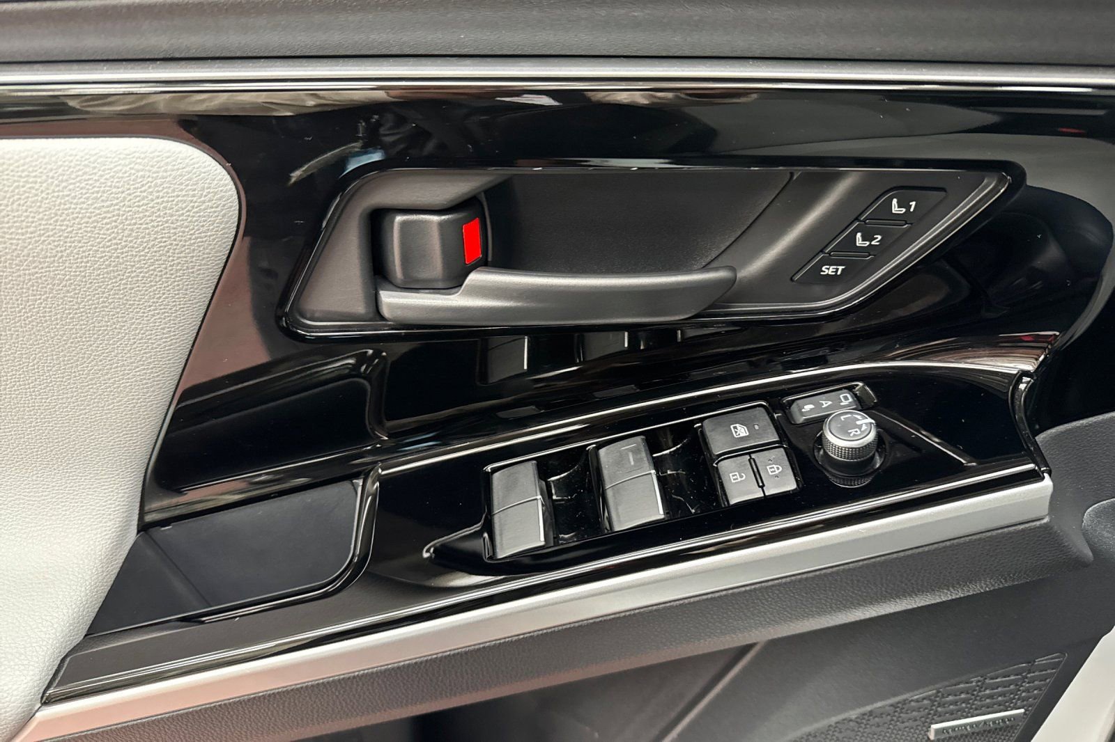 Used 2024 Subaru Solterra Limited image 14