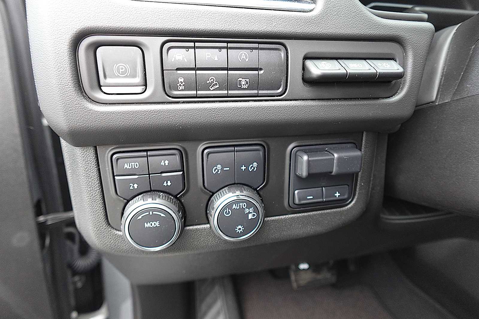 Used 2023 Chevrolet Tahoe High Country w/ Premium Package image 15