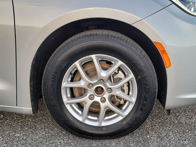 Used 2024 Chrysler Pacifica Touring-L image 6