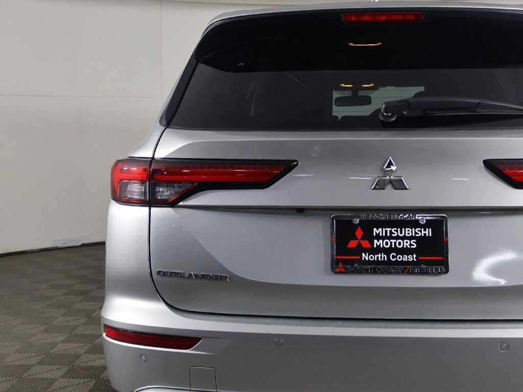 Used 2024 Mitsubishi Outlander SE Black Edition image 16