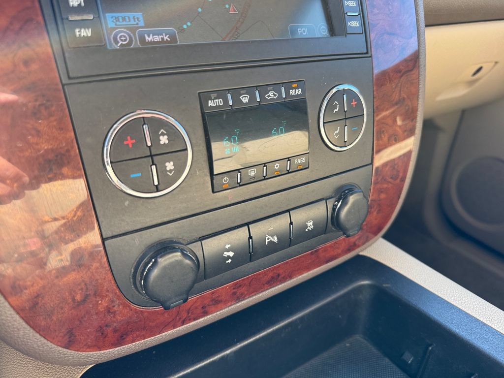 Used 2010 Chevrolet Tahoe LT w/ Luxury Package AWD/4WD image 27
