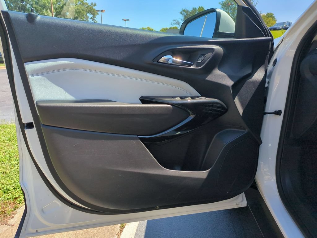 Used 2025 Chevrolet Trax LT w/ LT Convenience Package FWD image 11